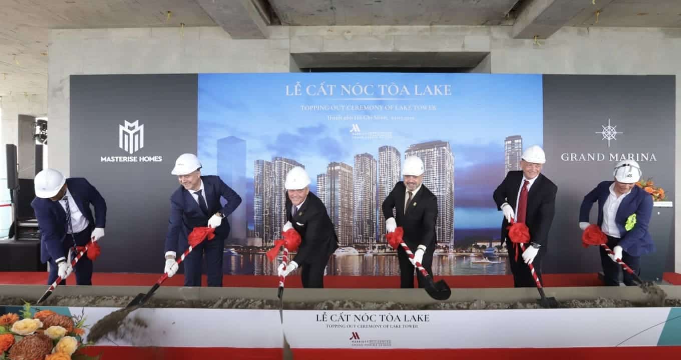 Hình ảnh tại buổi lễ cất nóc tòa tháp căn hộ Lake, sáng 19/5.
