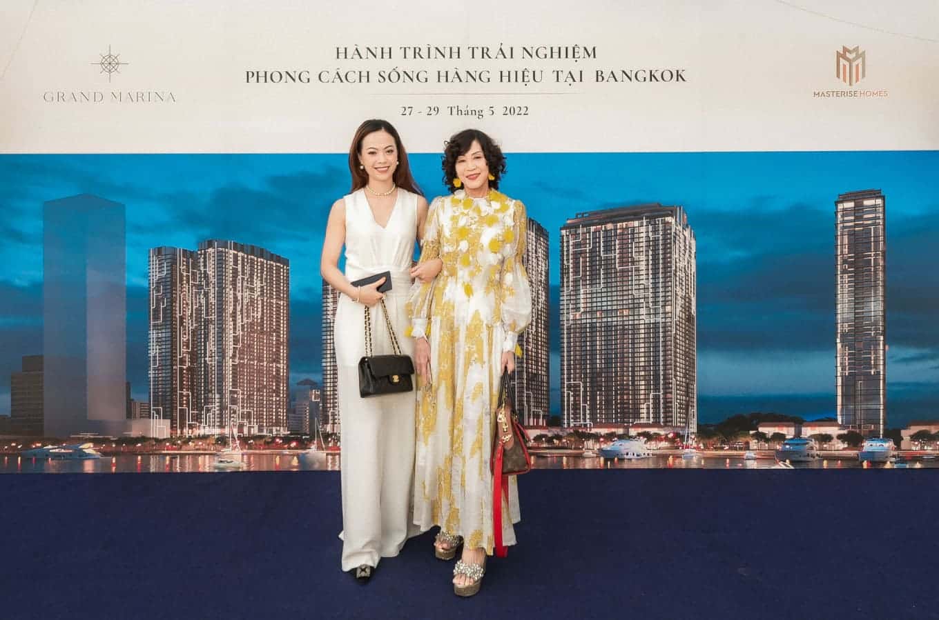 Chị Nhi và mẹ tham dự sự kiện tiệc cocktail ở Four Seasons Bangkok trong chuyến đi trải nghiệm phong cách sống hàng hiệu của Masterise Homes.