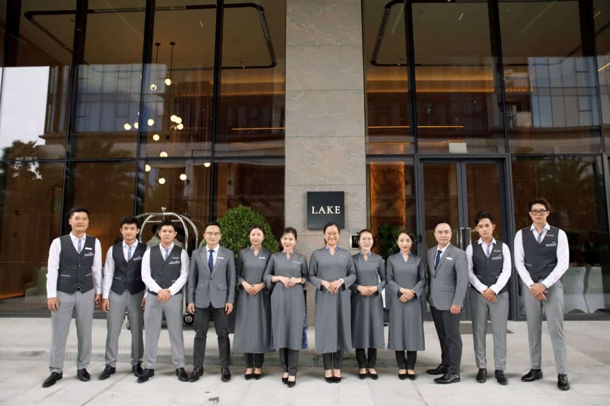 Đội ngũ quản gia Marriott tại tòa Lake – tòa căn hộ hàng hiệu chuẩn bị bàn giao quý IV/2023.